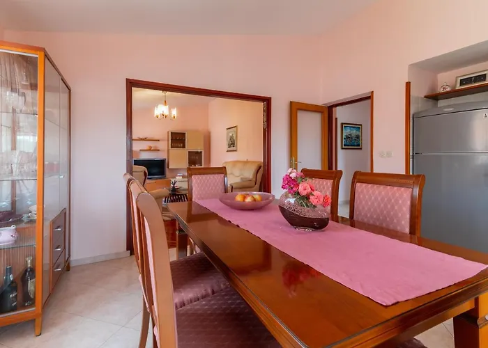 Apartment Zadar شقة *